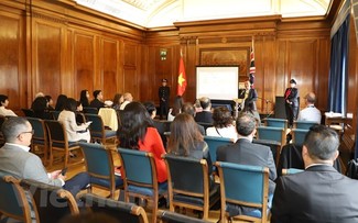 Vietnam presenta mercancías nacionales y oportunidades de negocio en la ciudad británica de Nottingham