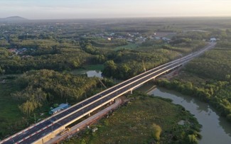 Binh Duong promueve inversión en infraestructura de transporte y la conectividad regional