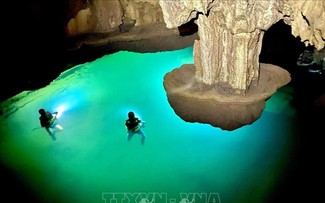 Descubierto un lago “suspendido” gigante en la cueva Thung en Quang Binh