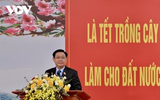 Presidente de la Asamblea Nacional asiste al Festival de plantación de árboles en Tuyen Quang