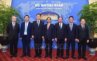 Ministro de Relaciones Exteriores de Vietnam recibe al secretario del Comité de Guangxi de China