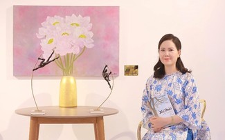 Exposición de arte que honra la belleza de la flor de loto