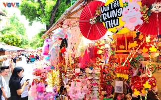 El colorido casco antiguo de Hanói durante el Festival del Medio Otoño