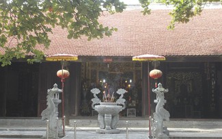 Visita al templo de Dau An, reliquia nacional especial en Hung Yen