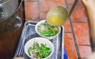 Business Insider presenta cinco restaurantes callejeros de Hanói con estrellas Michelin