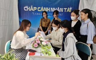 Miles de personas participan en la Feria de Empleo para Estudiantes en Da Nang
