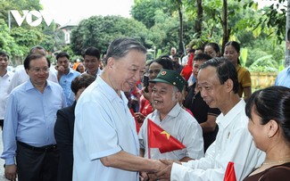  Presidente de Vietnam visita aldea antigua de Duong Lam