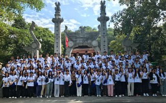 Estudiantes vietnamitas en ultramar visitan el Templo Hung