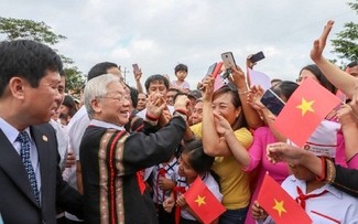Conmovedoras fotografías del secretario general Nguyen Phu Trong con compatriotas y soldados 
