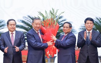 Líder camboyano felicita al secretario general del Partido Comunista y presidente de Vietnam, To Lam 