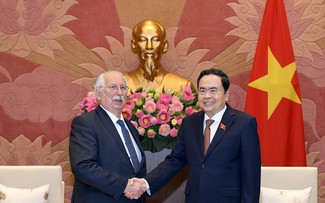 越南国会常务副主席陈青敏会见比利时众议院前议长安德烈•弗拉奥