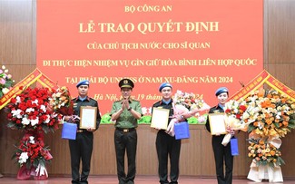 越南公安部向执行联合国维和任务的三名人民公安警官颁发决定书