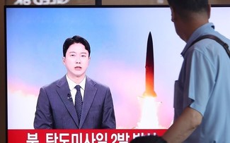 朝鲜试射新型战术弹道导弹
