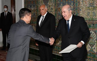 Le président algérien salue les acquis du Vietnam