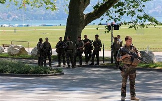 Attaque au couteau à Annecy: le suspect en garde à vue, les victimes toujours hospitalisées