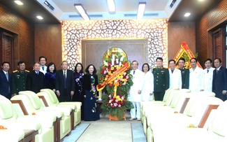 La visite de Truong Thi Mai à l'Hôpital militaire central 108