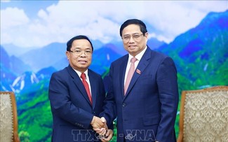 Pham Minh Chinh reçoit le Chef de la Commission centrale de contrôle du Laos
