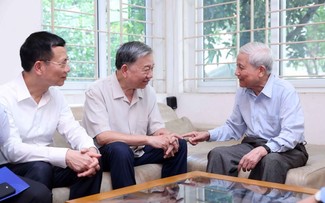 Tô Lâm félicite des journalistes chevronnés