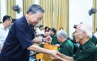 Tô Lâm se rend au centre de soin des blessés de guerre de Thuân Thành