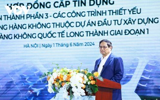 Pham Minh Chinh assiste à la signature du contrat de prêt pour le projet de l'aéroport international de Long Thành