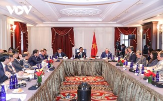 Pham Minh Chinh nimmt am Gespräch mit US-Wirtschaftsexperten teil