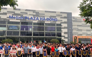 Fast 400 Sportler nehmen am Finale des Laufwettbewerbs der Hanoimoi-Zeitung teil