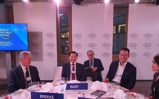 Deputi PM Le Minh Khai Teruskan Kegiatan-Kegiatan di Konferensi WEF Davos 2022