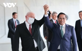 Presiden Brasil, Lula da Silva Memimpin Upacara Penyambutan dan Melakukan Pembicaraan dengan PM Vietnam, Pham Minh Chinh