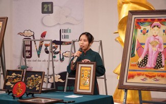 Gadis Milenial Ganderung dengan Seni Membuat Lukisan pada Dasar Logam dan Pasir Kuarsa