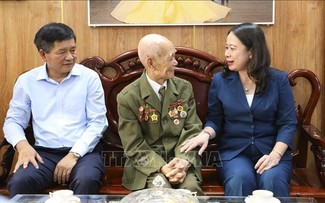 Penjabat Presiden Vietnam, Vo Thi Anh Xuan Mengunjungi dan Memberikan Bingkisan kepada Para Prajurit Dien Bien