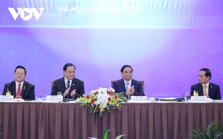PM Vietnam dan PM Laos Bersama-sama Memimpin Simposium dengan Badan Usaha ASEAN dan Mitra