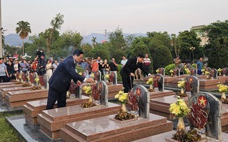PM Bakar Hio untuk Mengenangkan Para Pahlawan dan Martir di Pemakaman Martir A1, Provinsi Dien Bien
