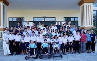 PM Kunjungi dan Berikan Bingkisan kepada Anak-Anak, Para Difabel, dan Penyandang Disablitas di Provinsi Quang Binh