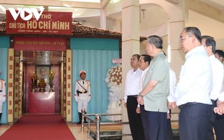 Presiden To Lam Bakar Hio di Kuil Pemujaan Presiden Ho Chi Minh di Provinsi Tra Vinh