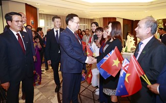 Parlamentspräsident Vuong Dinh Hue beginnt seinen Besuch in Neuseeland
