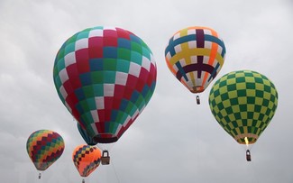 Das Heißluftballonfestival zieht Besucher nach Binh Thuan 