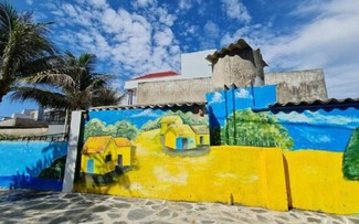 Lebendige Wandgemälde im Dorf Nhon Ly in der Provinz Binh Dinh