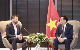 Parlamentspräsident Vuong Dinh Hue trifft Leiter der bulgarischen Konzerne