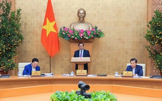 Premierminister Pham Minh Chinh leitet Regierungssitzung zum Gesetzaufbau im Februar 2024