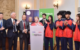 Die Bürgermeisterin der Stadt Bagneux begrüßt junge vietnamesische Taekwondo-Kämpfer
