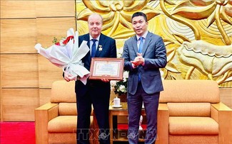 Verleihung der Erinnerungsnadel an den algerischen Botschafter in Vietnam Abdelhamid Boubazine