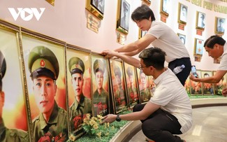 Team Lee und 30 Porträts der Helden bewaffneter Streitkräfte der Dien-Bien-Phu-Schlacht