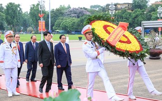 Spitzenpolitiker besuchen das Ho-Chi-Minh- Mausoleum