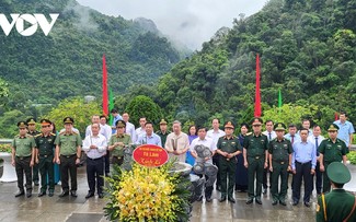 Staatpräsident To Lam zündet Räucherstäbchen zum Gedenken an Präsident Ho Chi Minh in Pac Bo an