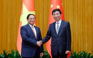 Premierminister Pham Minh Chinh trifft den Vorsitzenden der Politischen Konsultativkonferenz des chinesischen Volkes 