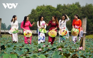 약 5,500명의 여성, 동탑성 연꽃 축제에서 아오자이 행진에 참여