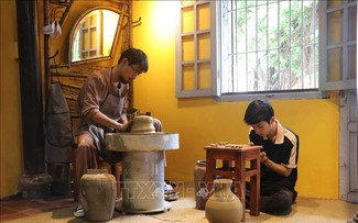 베트남 전통 도자기 직업 보존 및 발휘