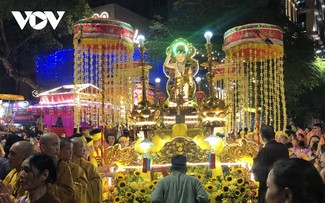 베트남 불교교회, 부처님 오신 날을 맞아 부처님 사리 행진