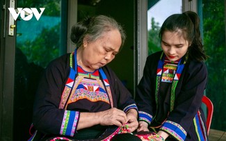 까오방성 몽댄족 여성들의 독특한 전통 의상