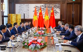 팜 민 찐 총리, 중국 리창 국무원 총리와 회담